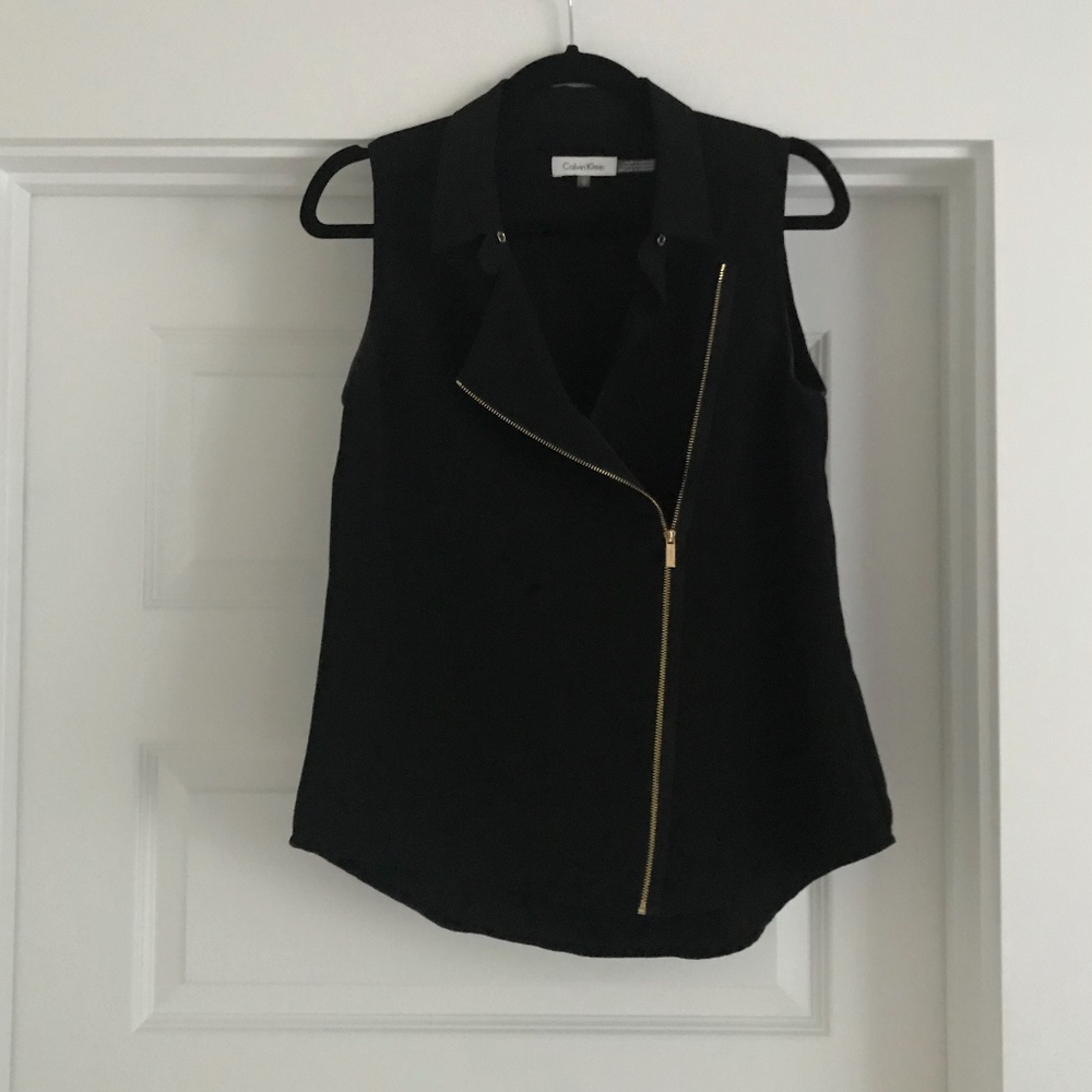Black Sleeveless Blouse with Collar